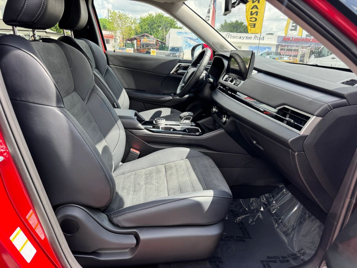 2025 Mitsubishi Outlander SE Sport Utility 4D