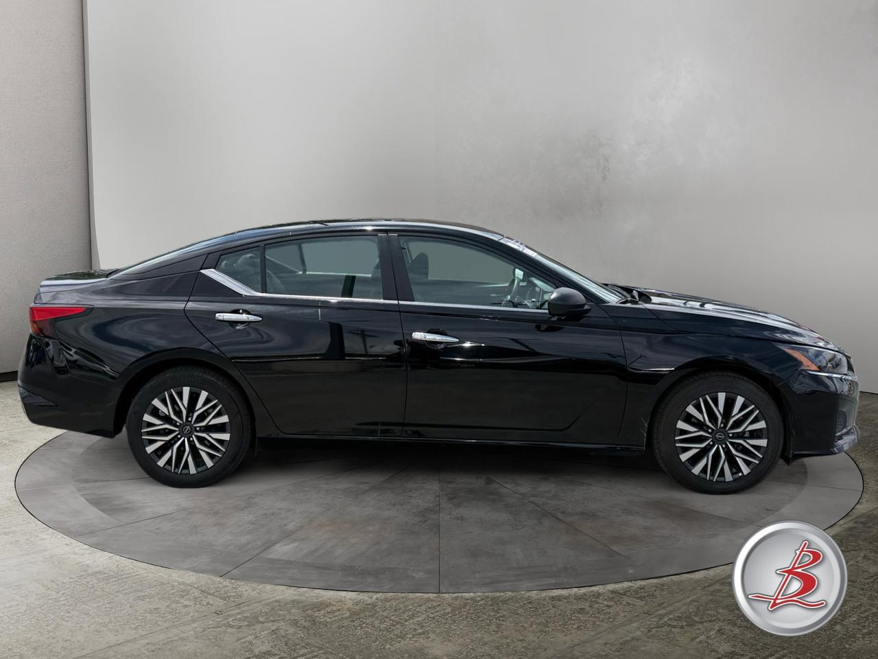 2025 Nissan Altima SV - Photo 8
