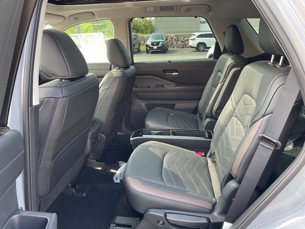 2025 Nissan Pathfinder Platinum 4WD Duluth MN