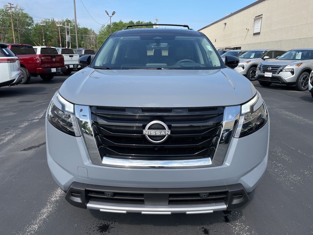 2025 Nissan Pathfinder Platinum 4WD Duluth MN