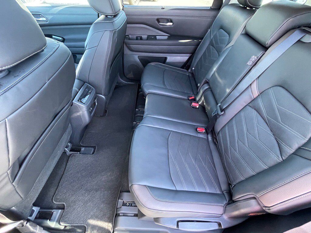 2025 Nissan Pathfinder Platinum Oak Ridge TN