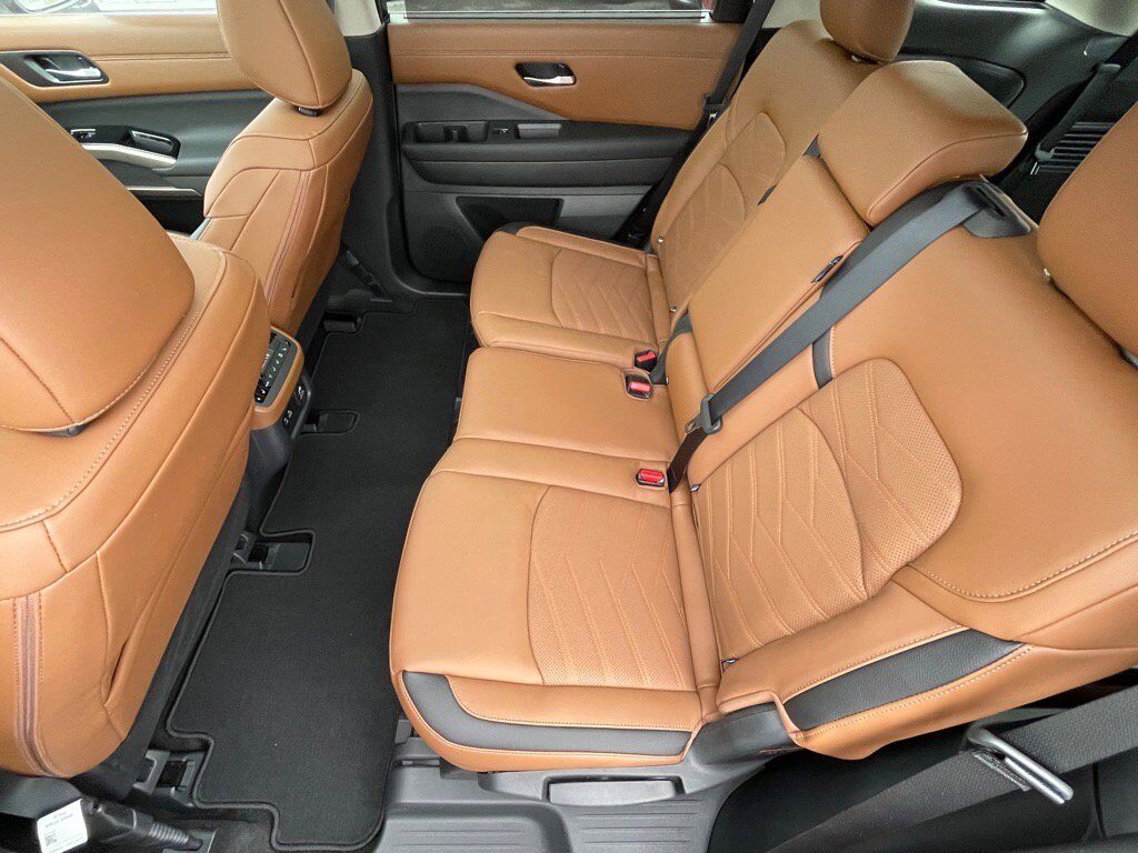 2025 Nissan Pathfinder Platinum photo 22