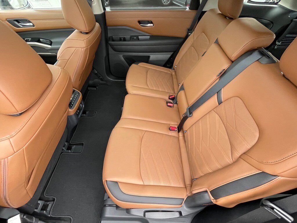 2025 Nissan Pathfinder Platinum photo 21