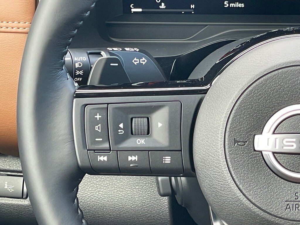 2025 Nissan Pathfinder Platinum photo 11