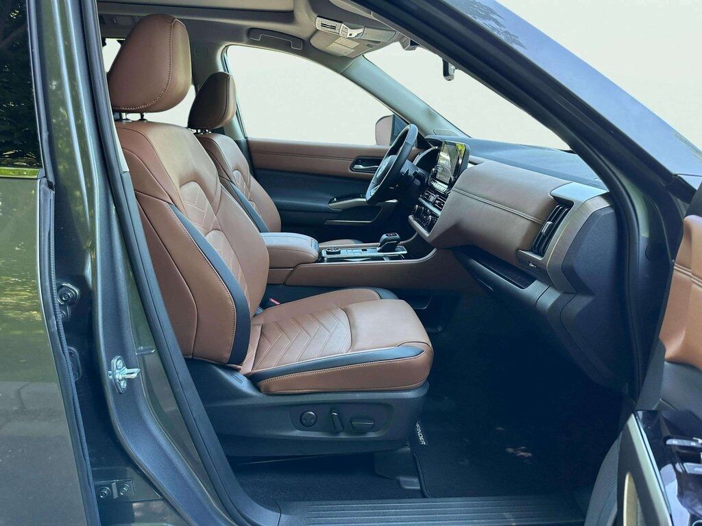 2025 Nissan Pathfinder Platinum w/Captain&apos;s Chairs Package San Clemente CA