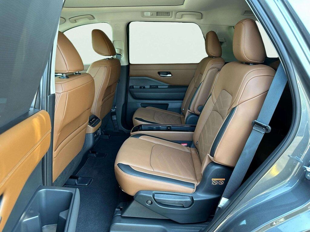 2025 Nissan Pathfinder Platinum w/Captain&apos;s Chairs Package San Clemente CA