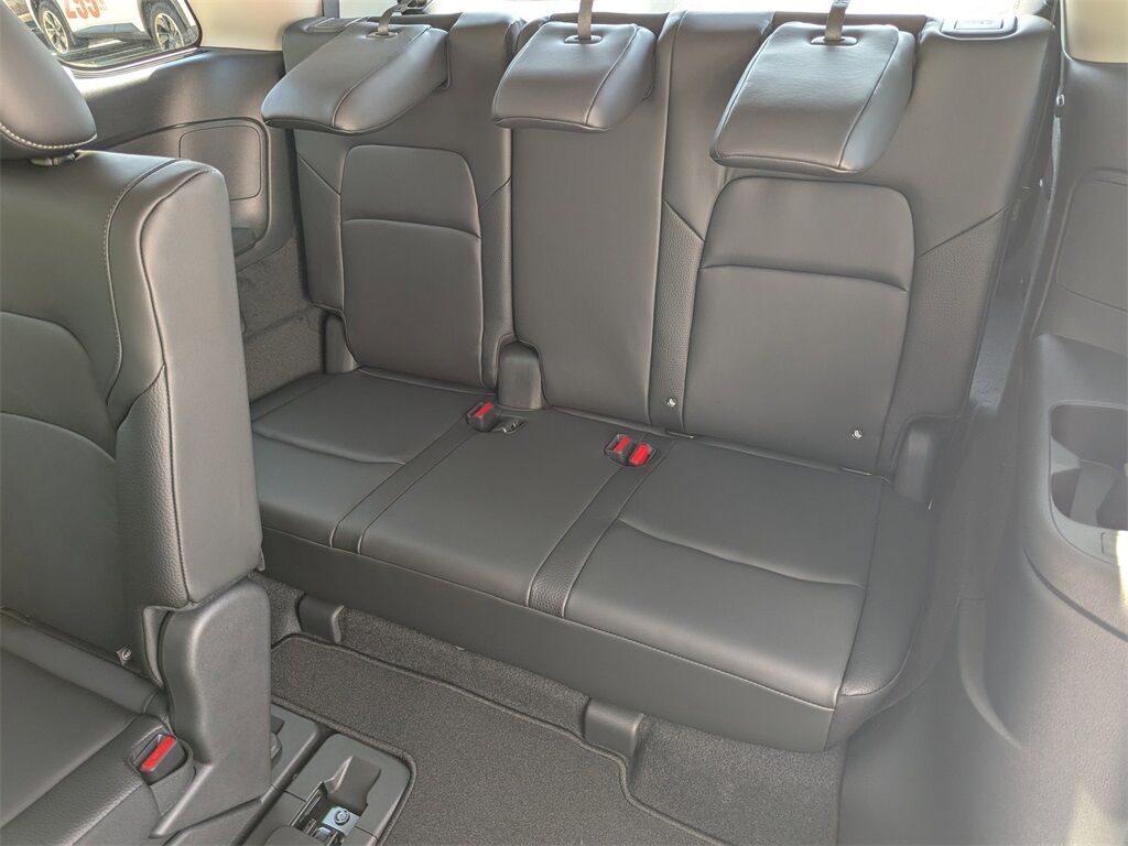 2025 Nissan Pathfinder SL photo 9