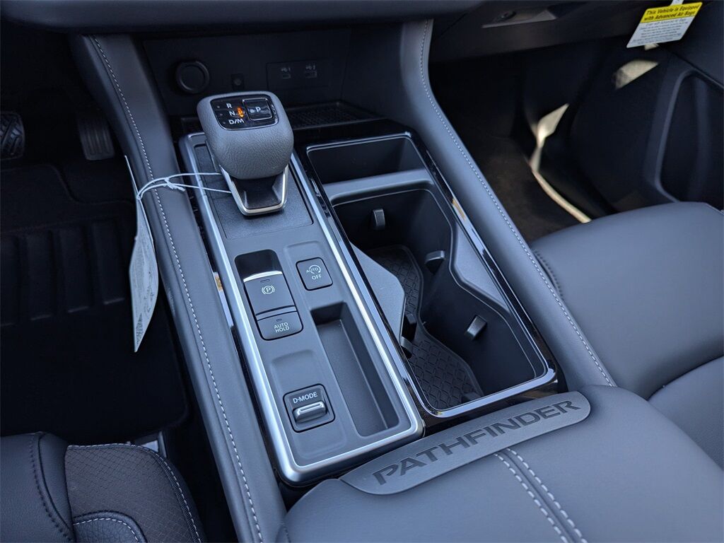 2025 Nissan Pathfinder SL photo 17