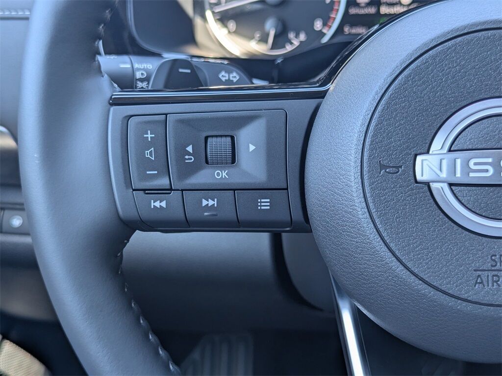 2025 Nissan Pathfinder SL photo 13