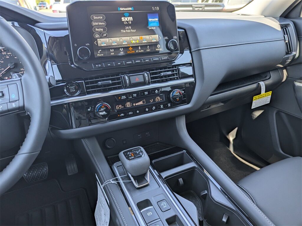 2025 Nissan Pathfinder SL photo 16