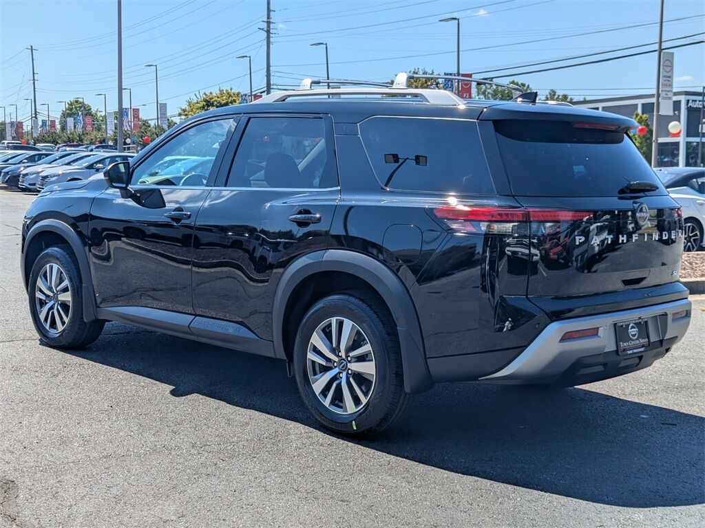 2025 Nissan Pathfinder SL photo 2