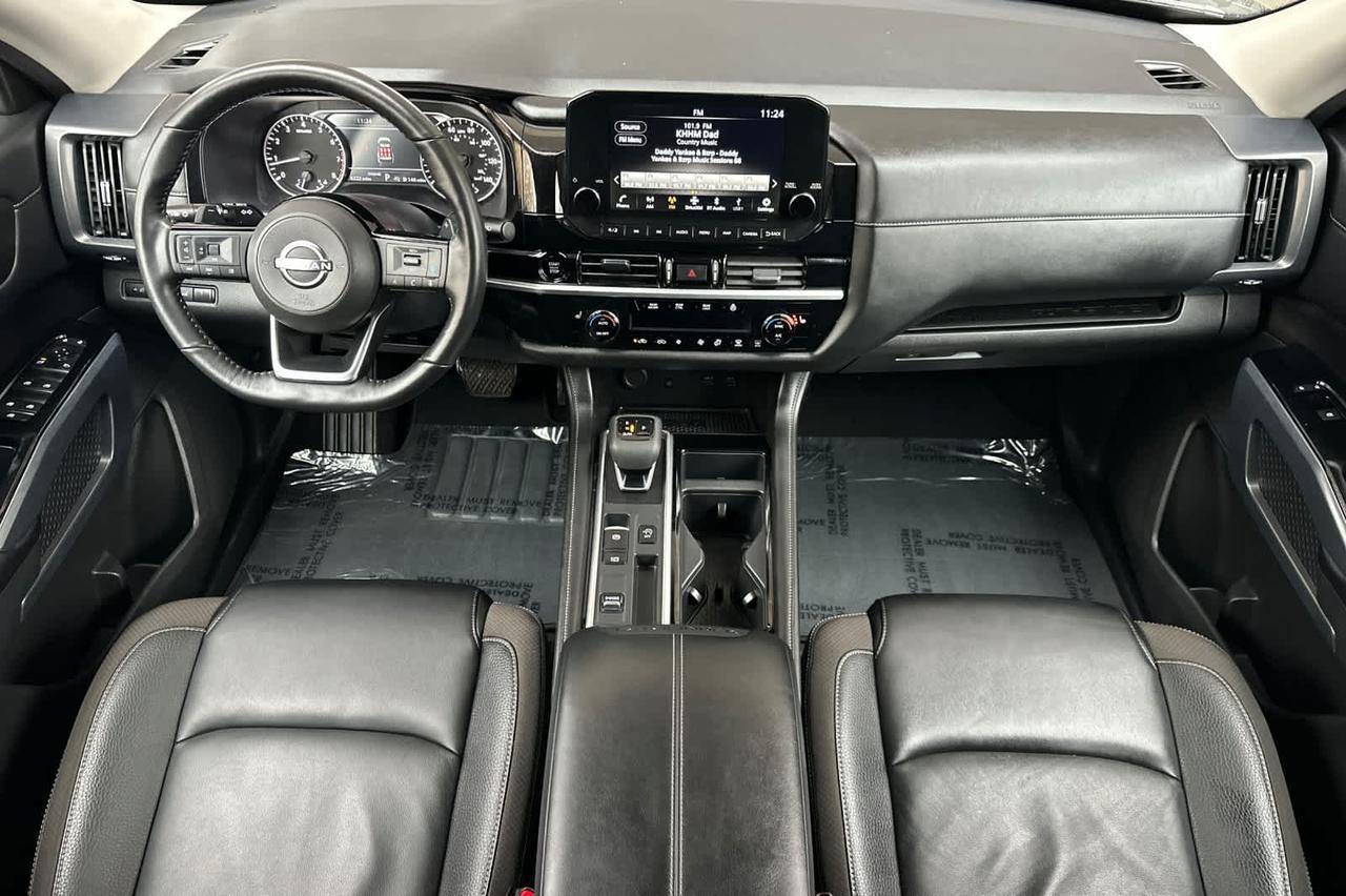 2025 Nissan Pathfinder SL