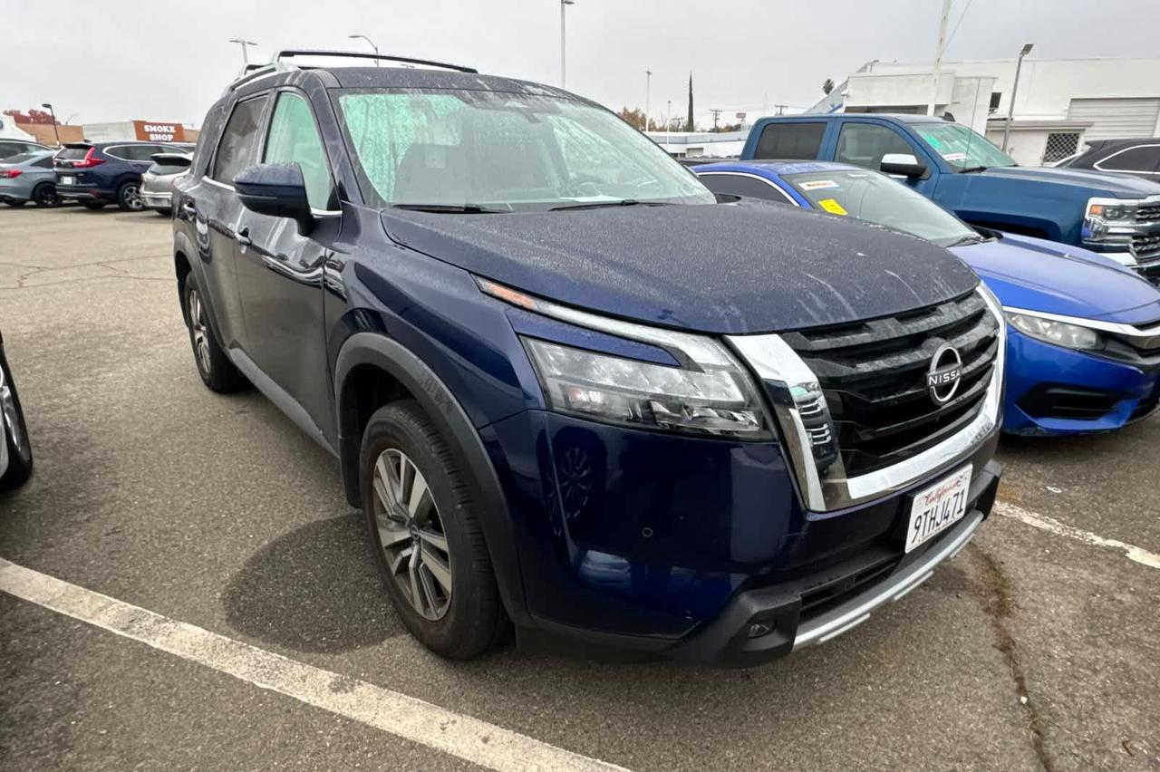 2025 Nissan Pathfinder SL