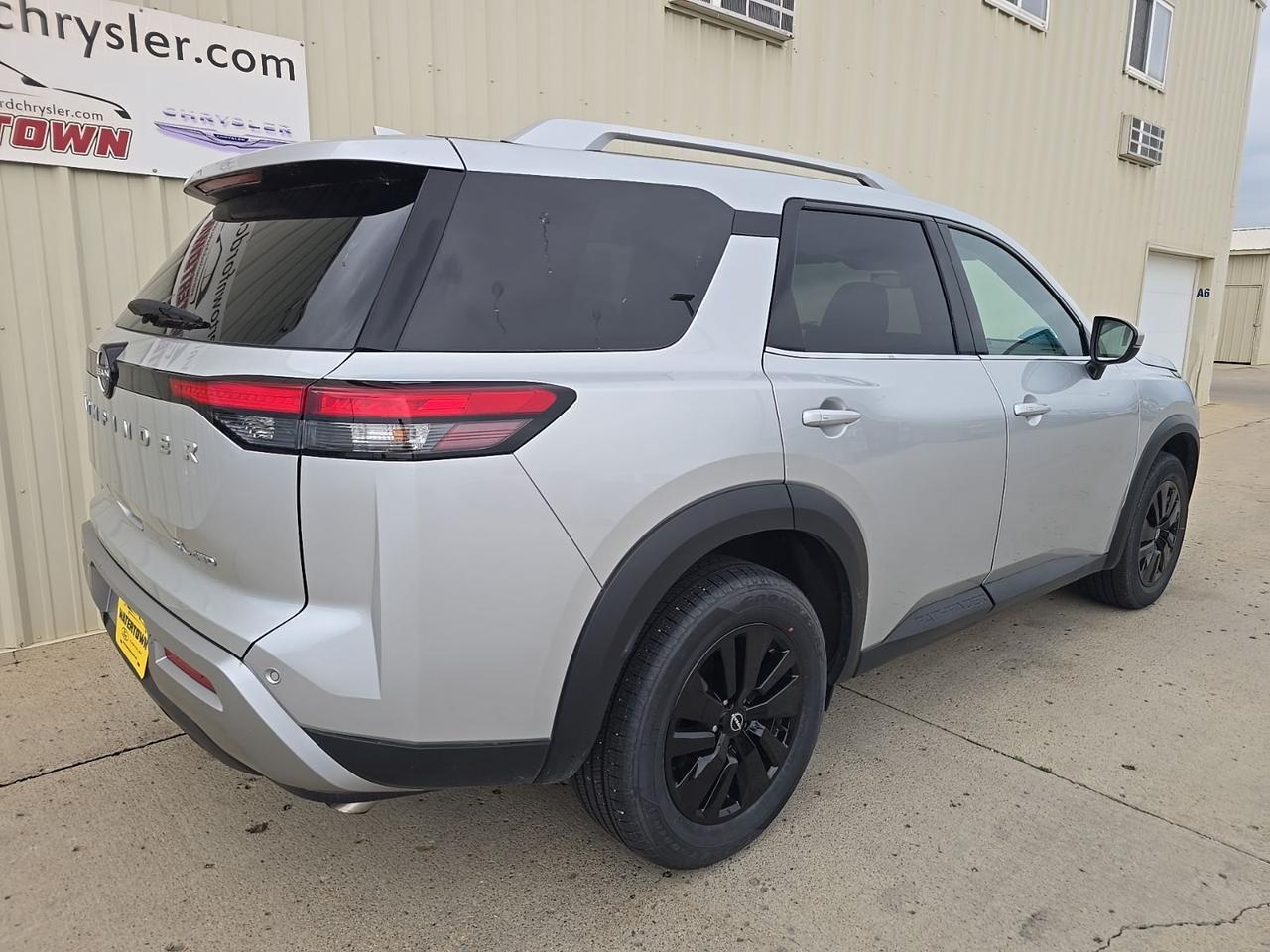 2025 Nissan Pathfinder SL Watertown SD