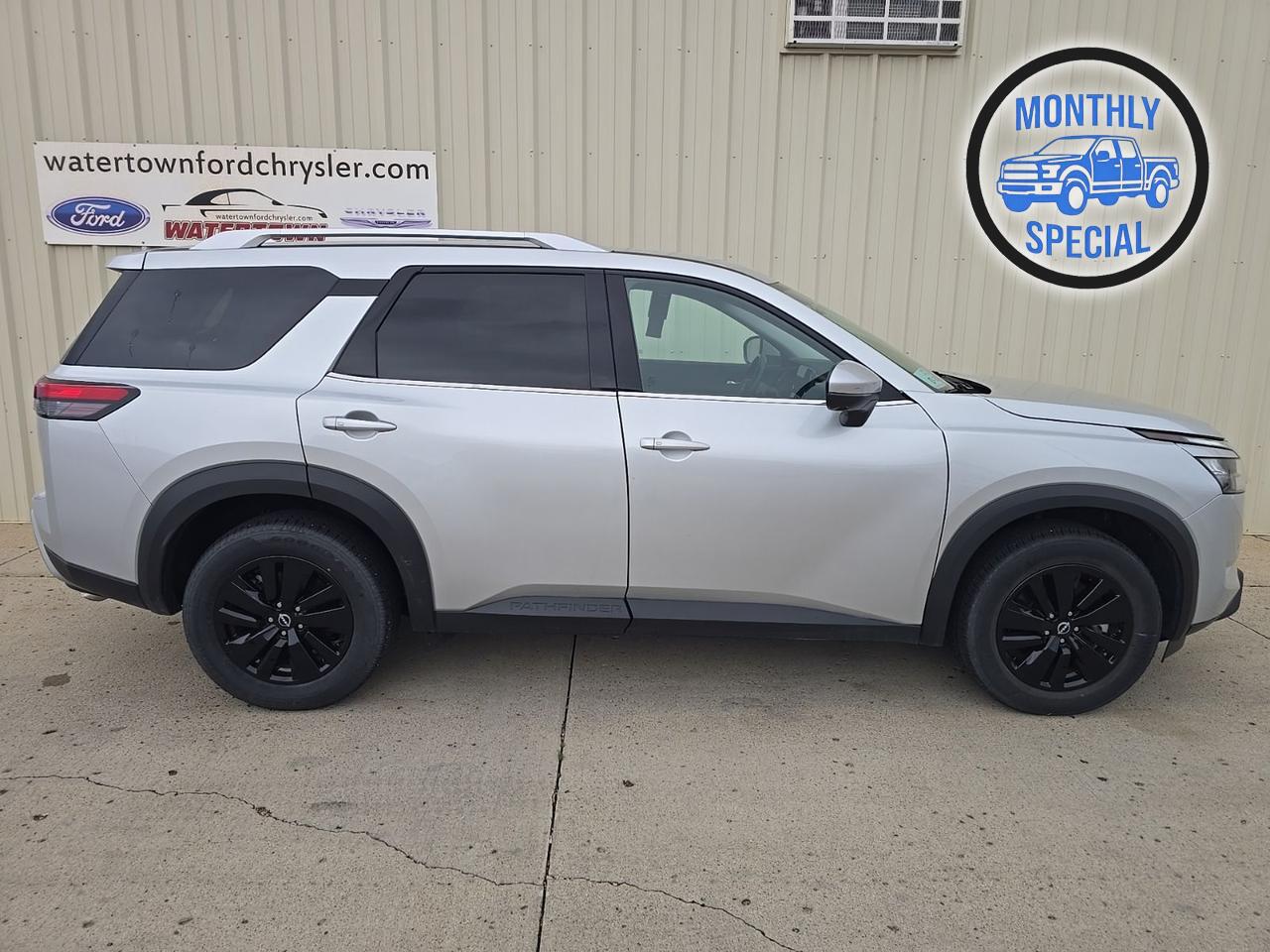 2025 Nissan Pathfinder SL