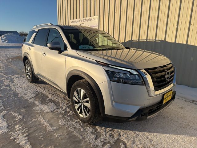 2025 Nissan Pathfinder SL Watertown SD