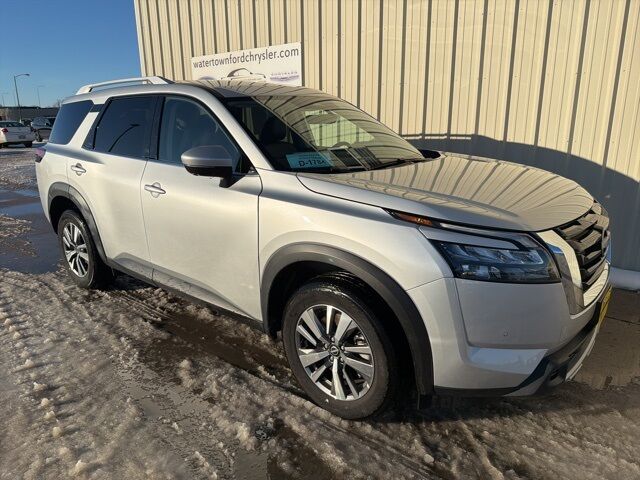 2025 Nissan Pathfinder SL Watertown SD
