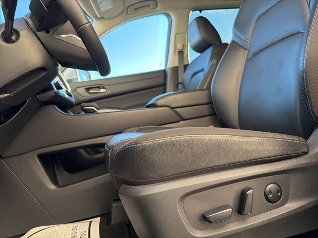 2025 Nissan Pathfinder SL Watertown SD