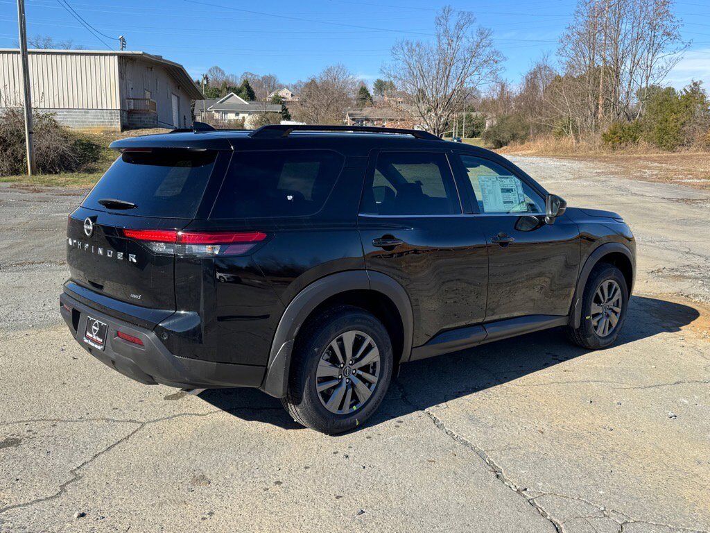 2025 Nissan Pathfinder SV photo 2