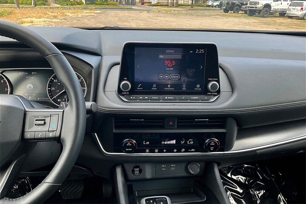 2025 Nissan Rogue SV photo 4