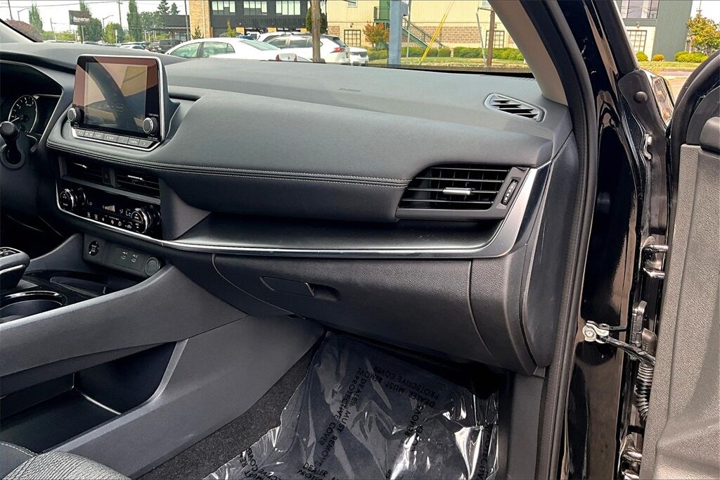 2025 Nissan Rogue SV photo 14