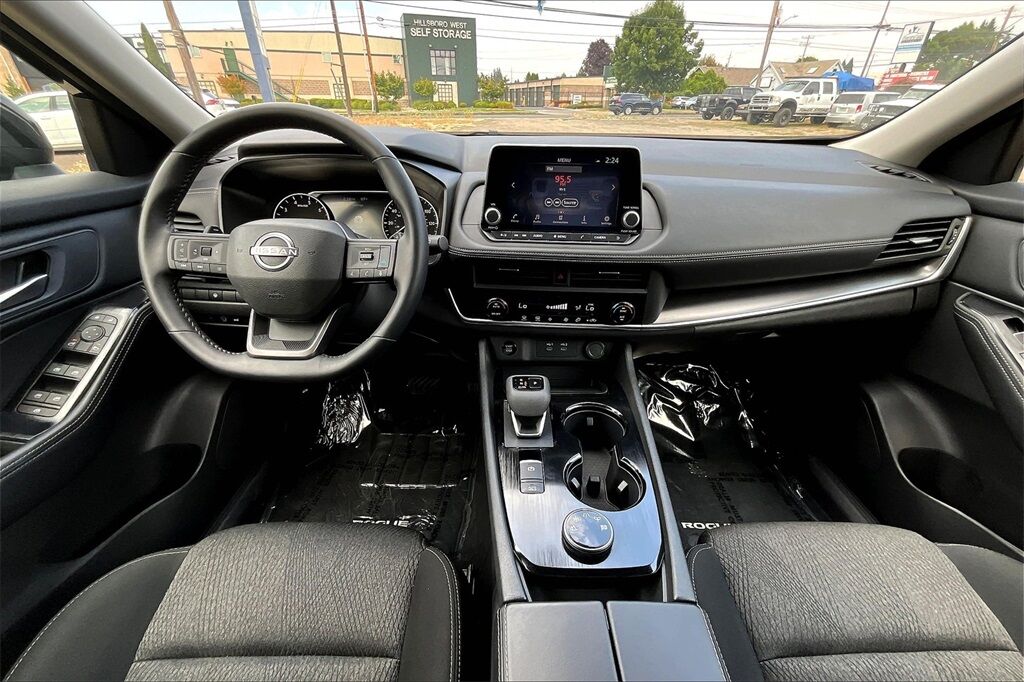 2025 Nissan Rogue SV photo 11
