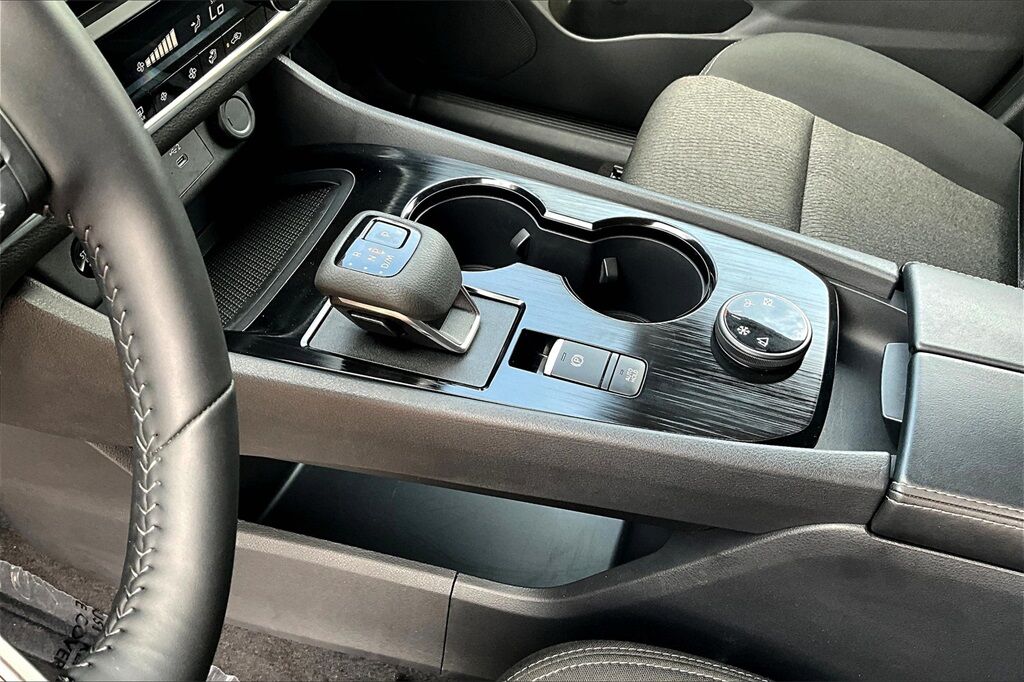 2025 Nissan Rogue SV photo 12