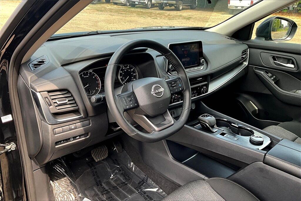 2025 Nissan Rogue SV photo 13
