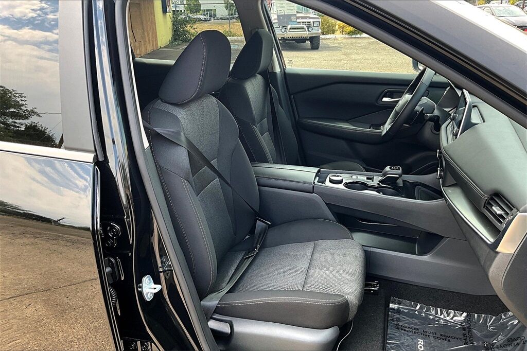 2025 Nissan Rogue SV photo 6