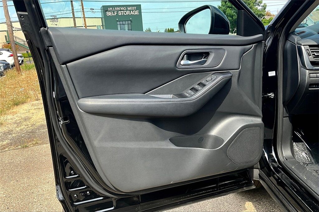 2025 Nissan Rogue SV photo 17