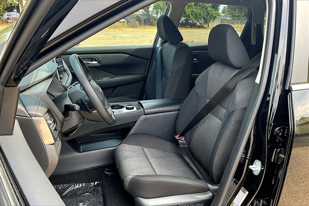 2025 Nissan Rogue SV photo 5