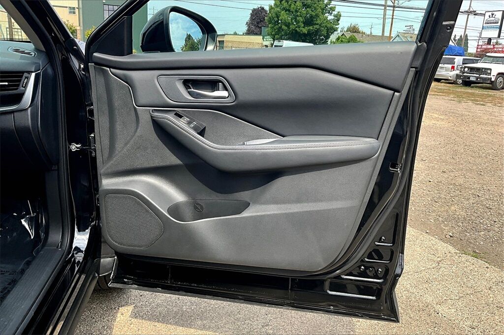 2025 Nissan Rogue SV photo 18