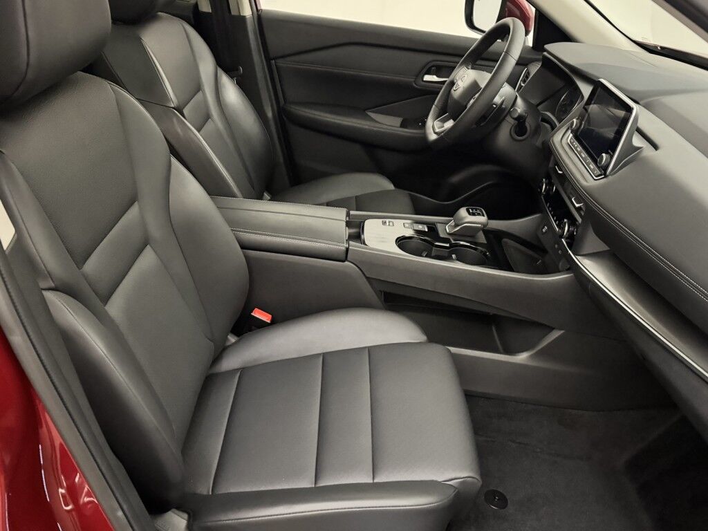 2025 Nissan Rogue SV Premium w/Panoramic Roof, Heated Leather Maumee OH