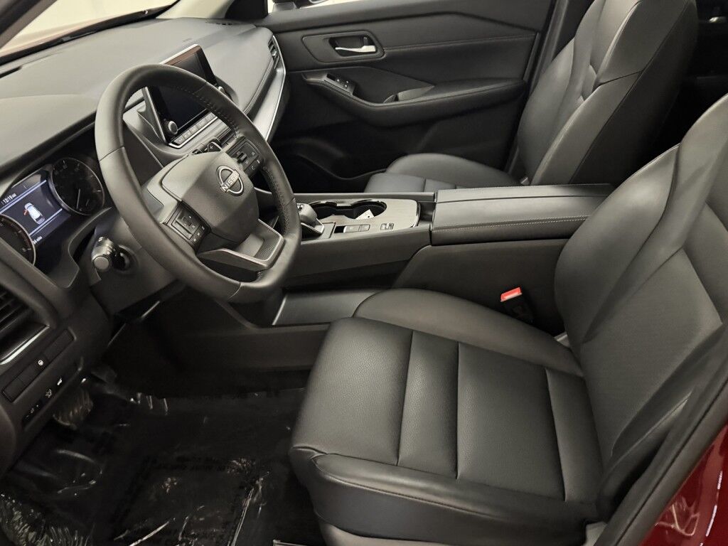 2025 Nissan Rogue SV Premium w/Panoramic Roof, Heated Leather Maumee OH