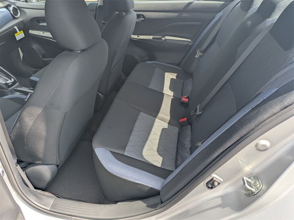 2025 Nissan Versa 1.6 SV photo 11