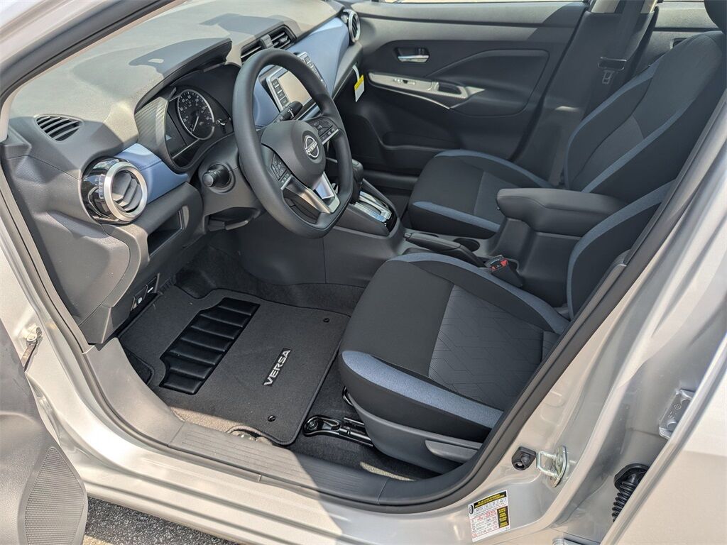 2025 Nissan Versa 1.6 SV photo 9