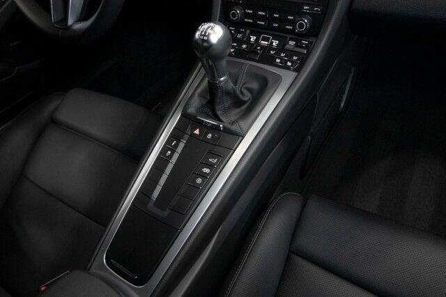 2025 Porsche Cayman photo 40
