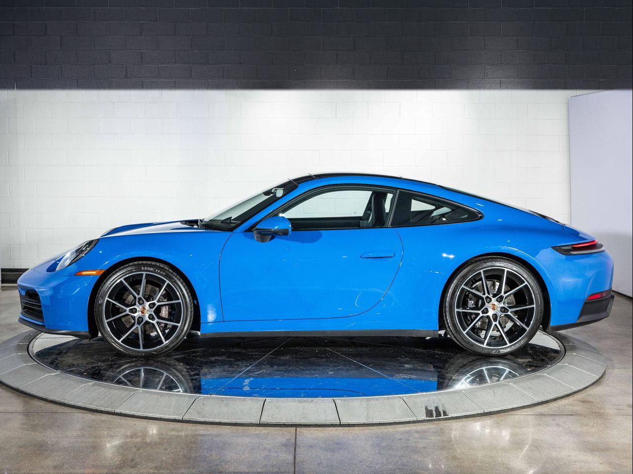 2025 Porsche 911 photo 2