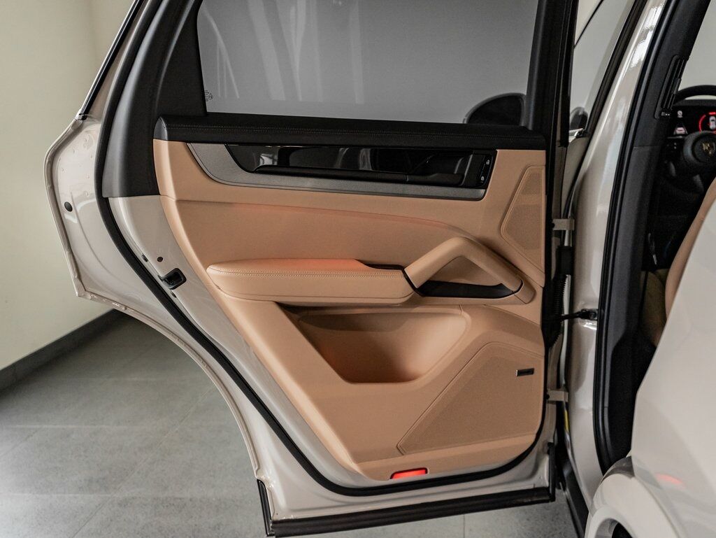 2025 Porsche Cayenne photo 20