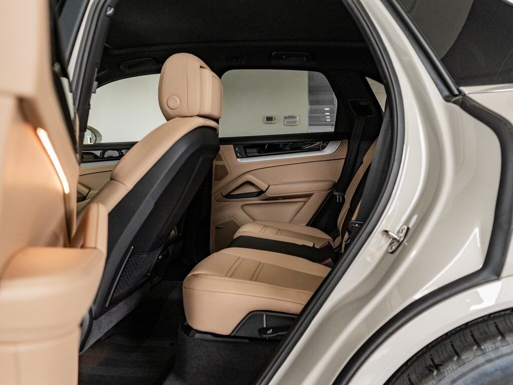 2025 Porsche Cayenne photo 21