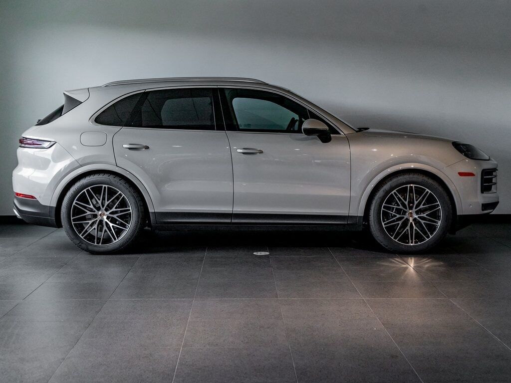 2025 Porsche Cayenne photo 8