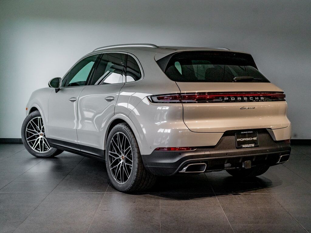 2025 Porsche Cayenne photo 3