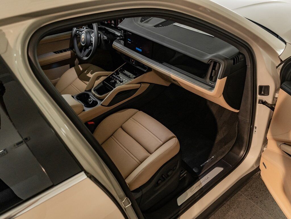 2025 Porsche Cayenne photo 26