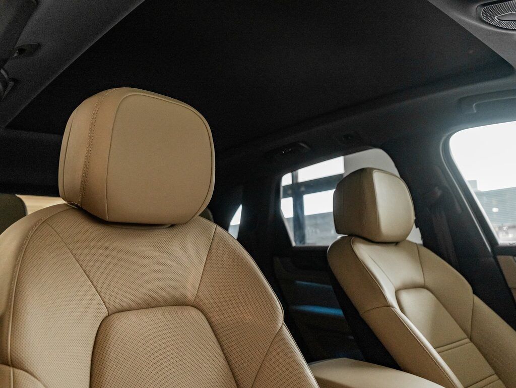 2025 Porsche Cayenne photo 28