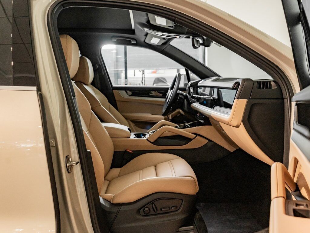 2025 Porsche Cayenne photo 27
