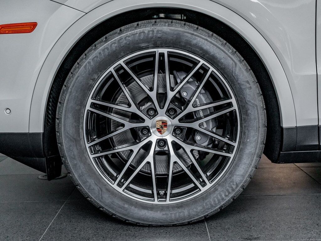 2025 Porsche Cayenne photo 11