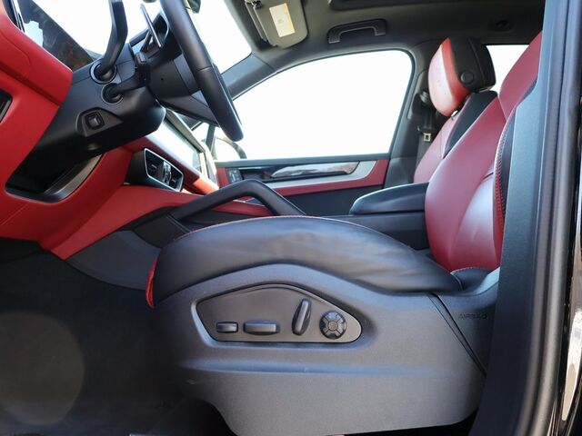 2025 Porsche Cayenne  Oshkosh WI