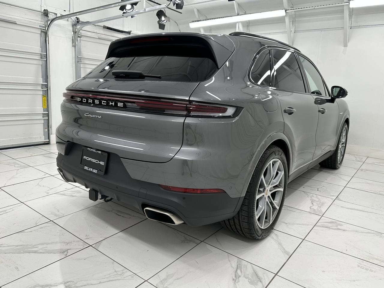 2025 Porsche Cayenne E-Hybrid photo 11