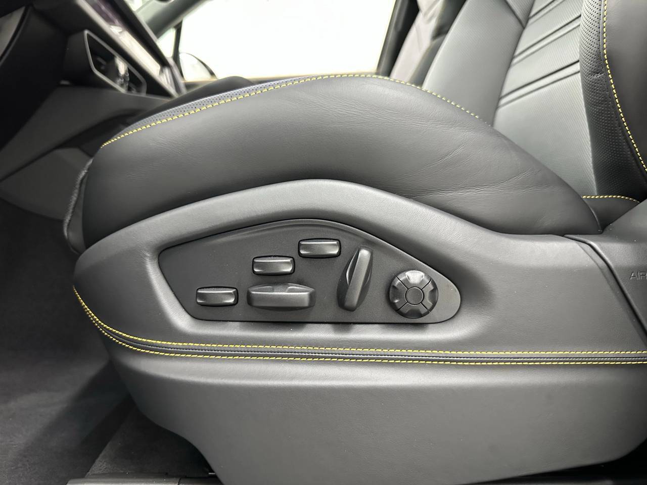 2025 Porsche Cayenne GTS photo 28