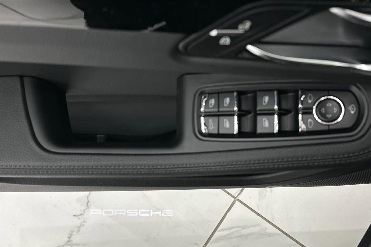 2025 Porsche Macan Newark DE